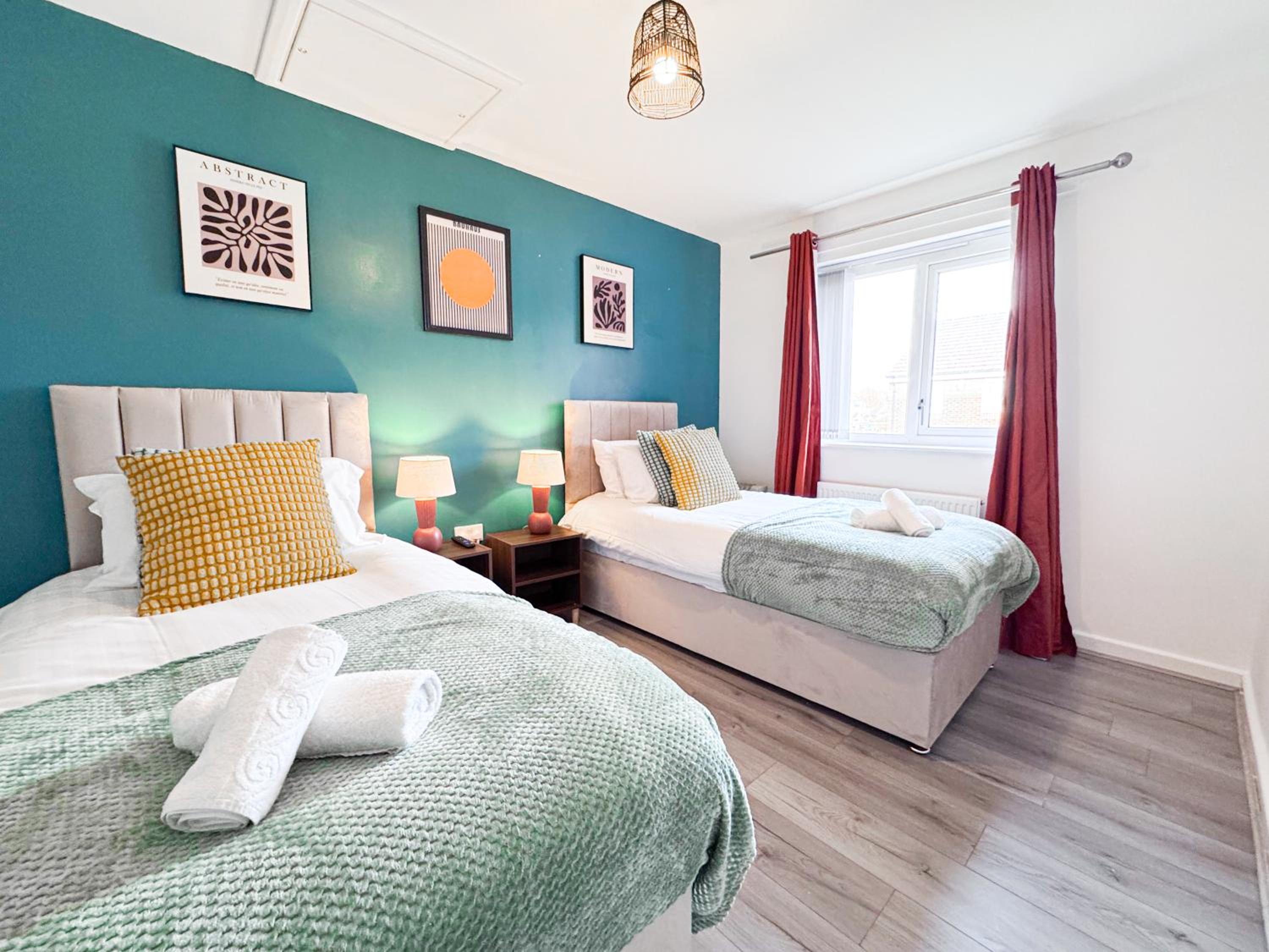 Lokfu Garden By Furnished Accommodation 3 Bedroom House Free Parking Perfect For Contractors and Families