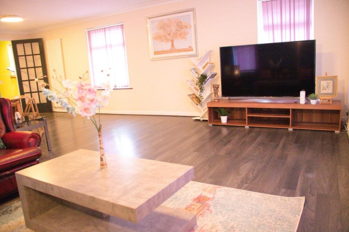 Simlar Luxury Stay, Parking, Wi-Fi, Basketball Court