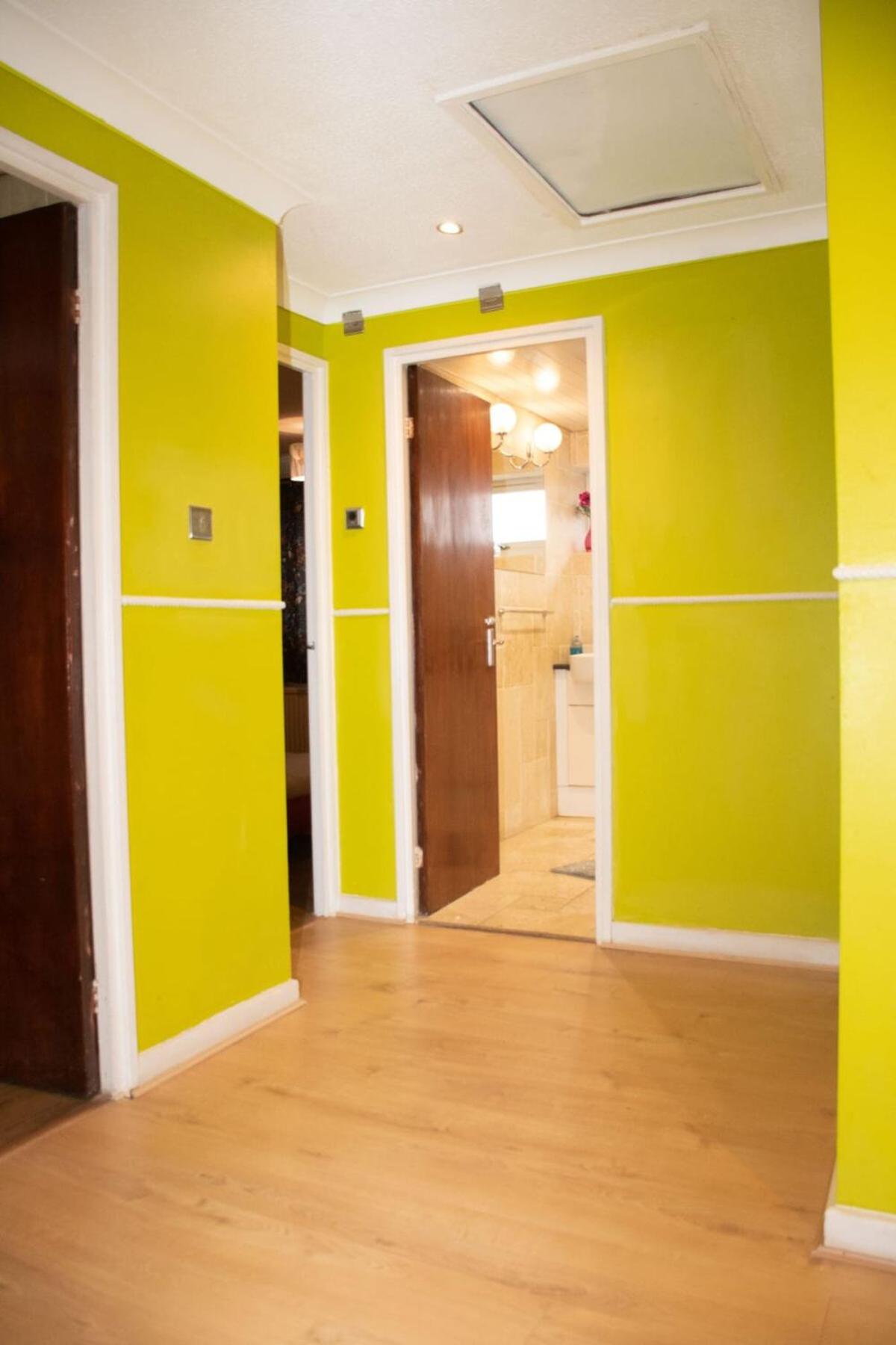 Simlar Luxury Stay, Parking, Wi-Fi, Basketball Court