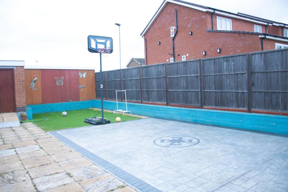 Simlar Luxury Stay, Parking, Wi-Fi, Basketball Court