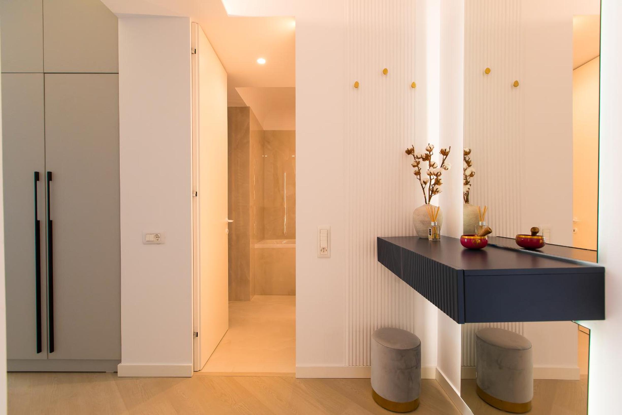 Cortina North - Modern Studio Apartment with Balcony