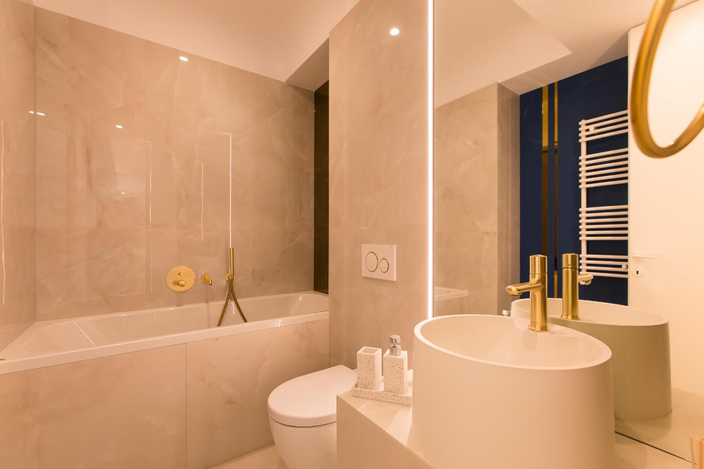 Cortina North - Modern Studio Apartment with Balcony