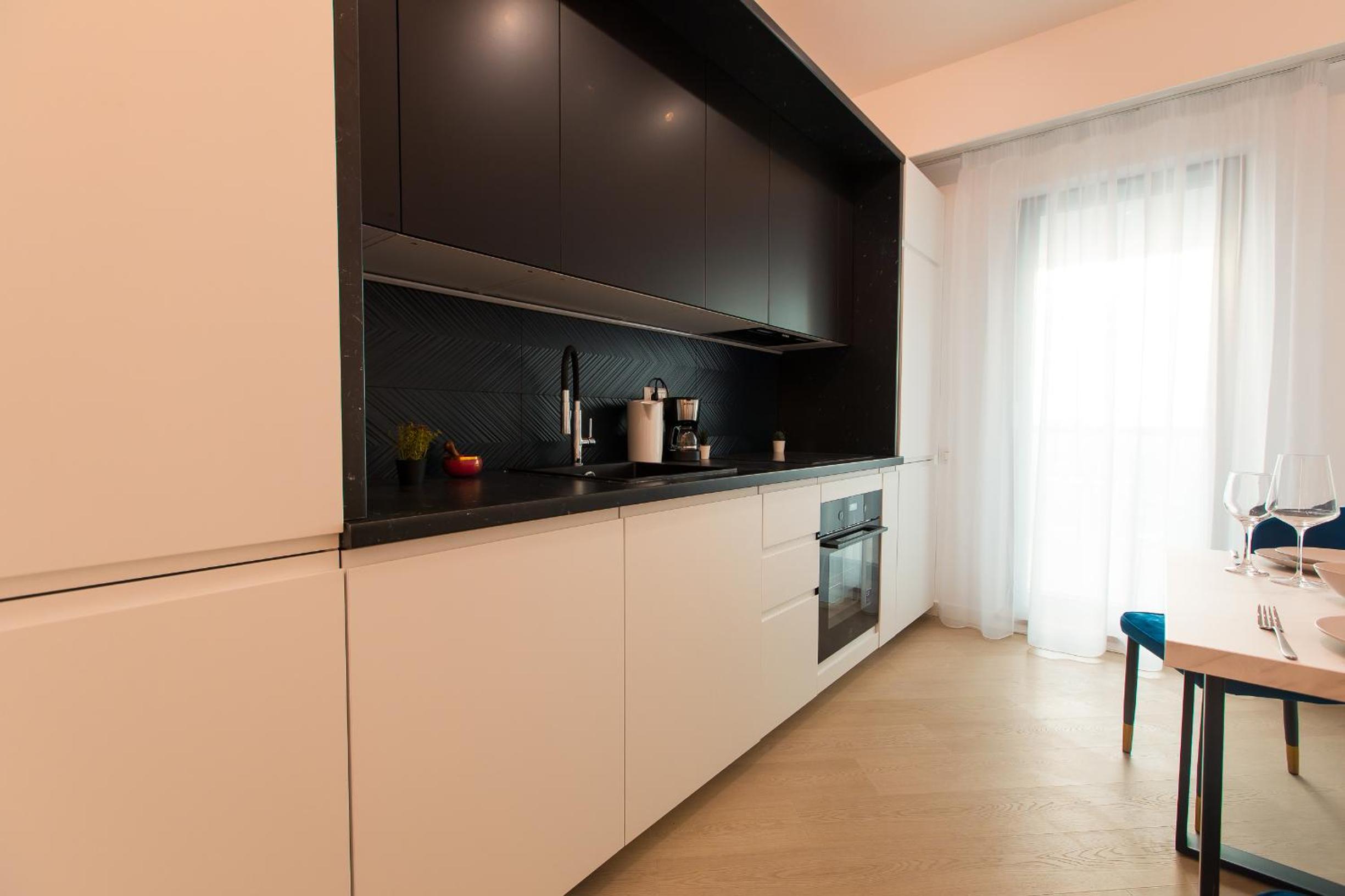Cortina North - Modern Studio Apartment with Balcony