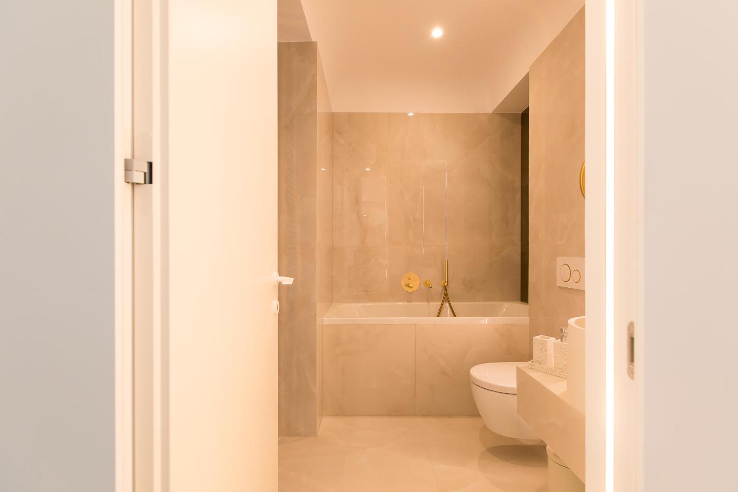 Cortina North - Modern Studio Apartment with Balcony