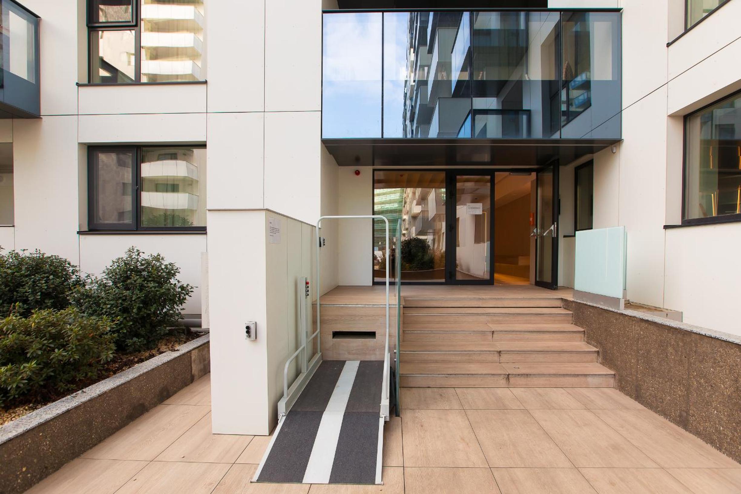 Cortina North - Modern Studio Apartment with Balcony