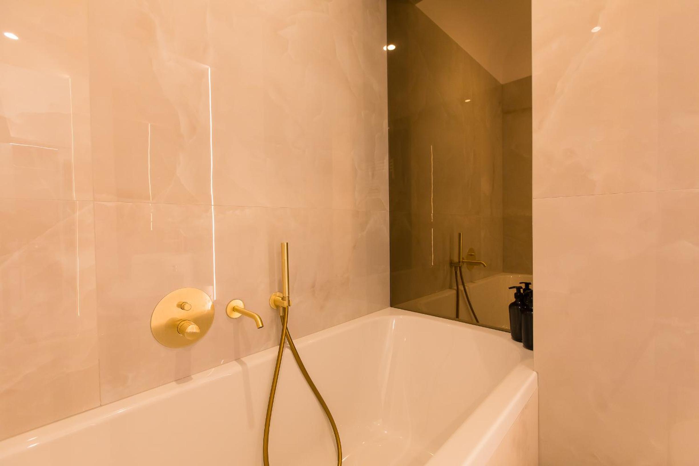 Cortina North - Modern Studio Apartment with Balcony