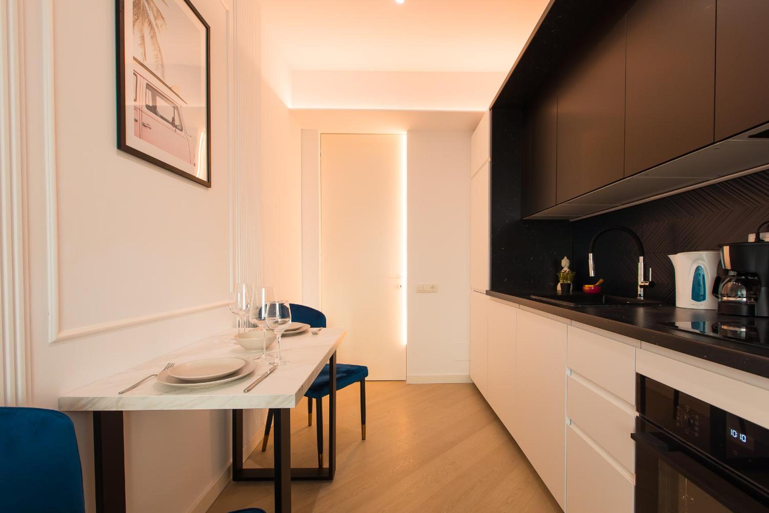 Cortina North - Modern Studio Apartment with Balcony