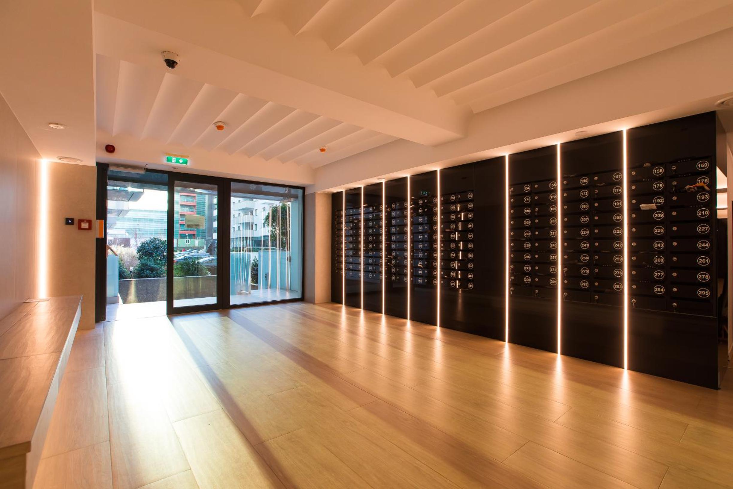Cortina North - Modern Studio Apartment with Balcony