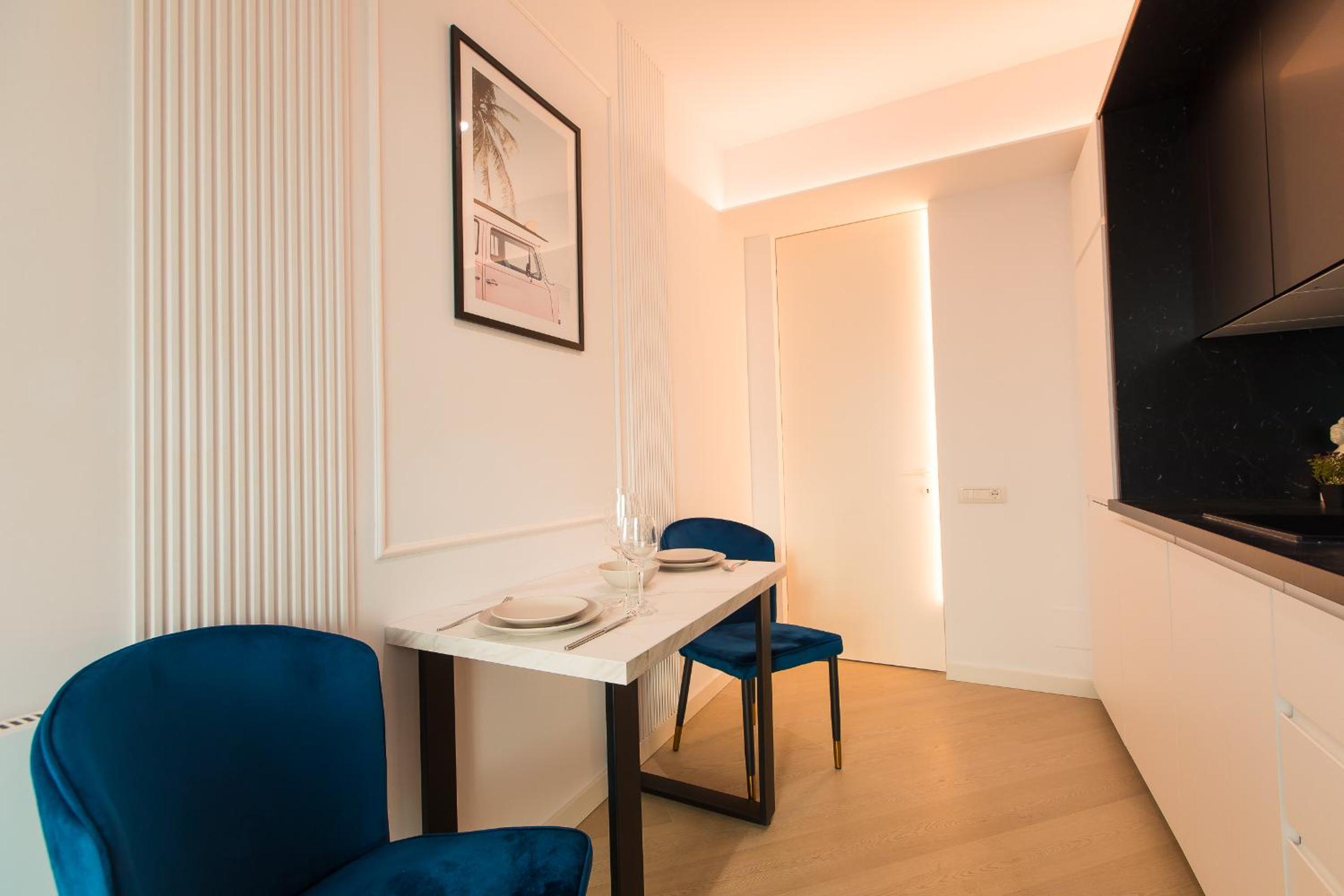 Cortina North - Modern Studio Apartment with Balcony