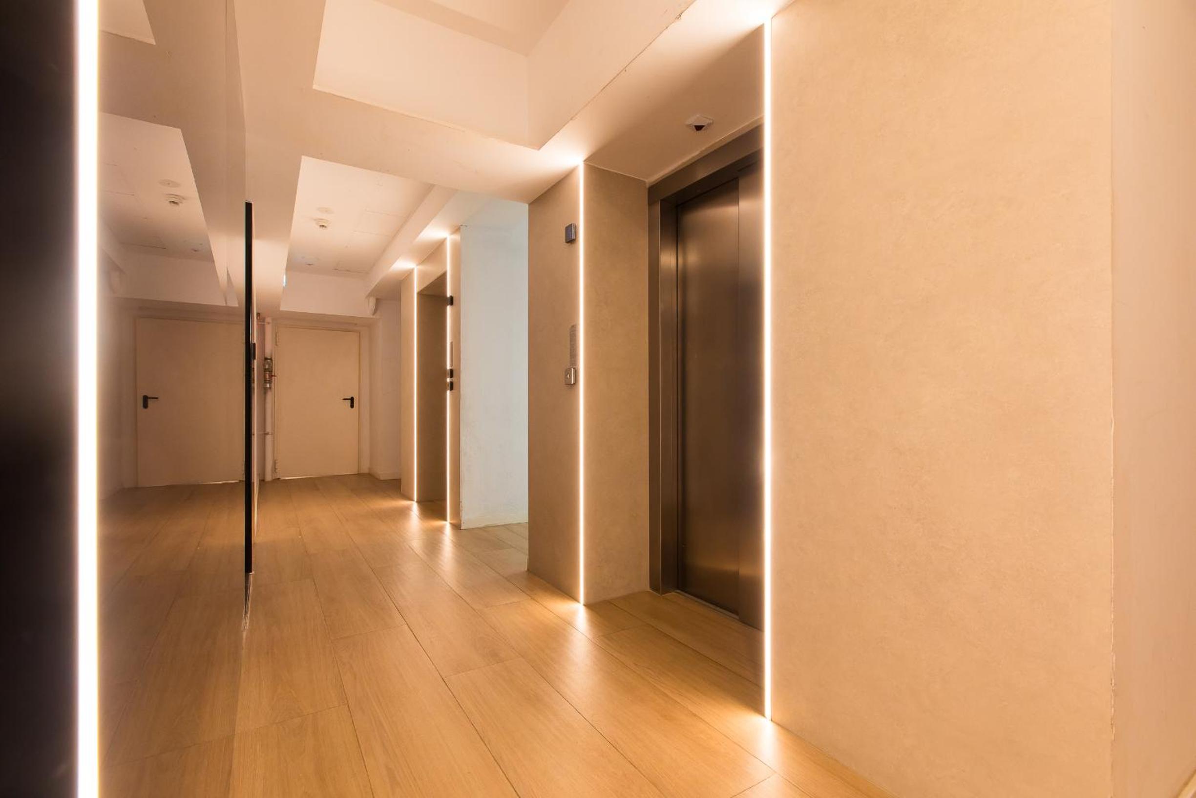 Cortina North - Modern Studio Apartment with Balcony