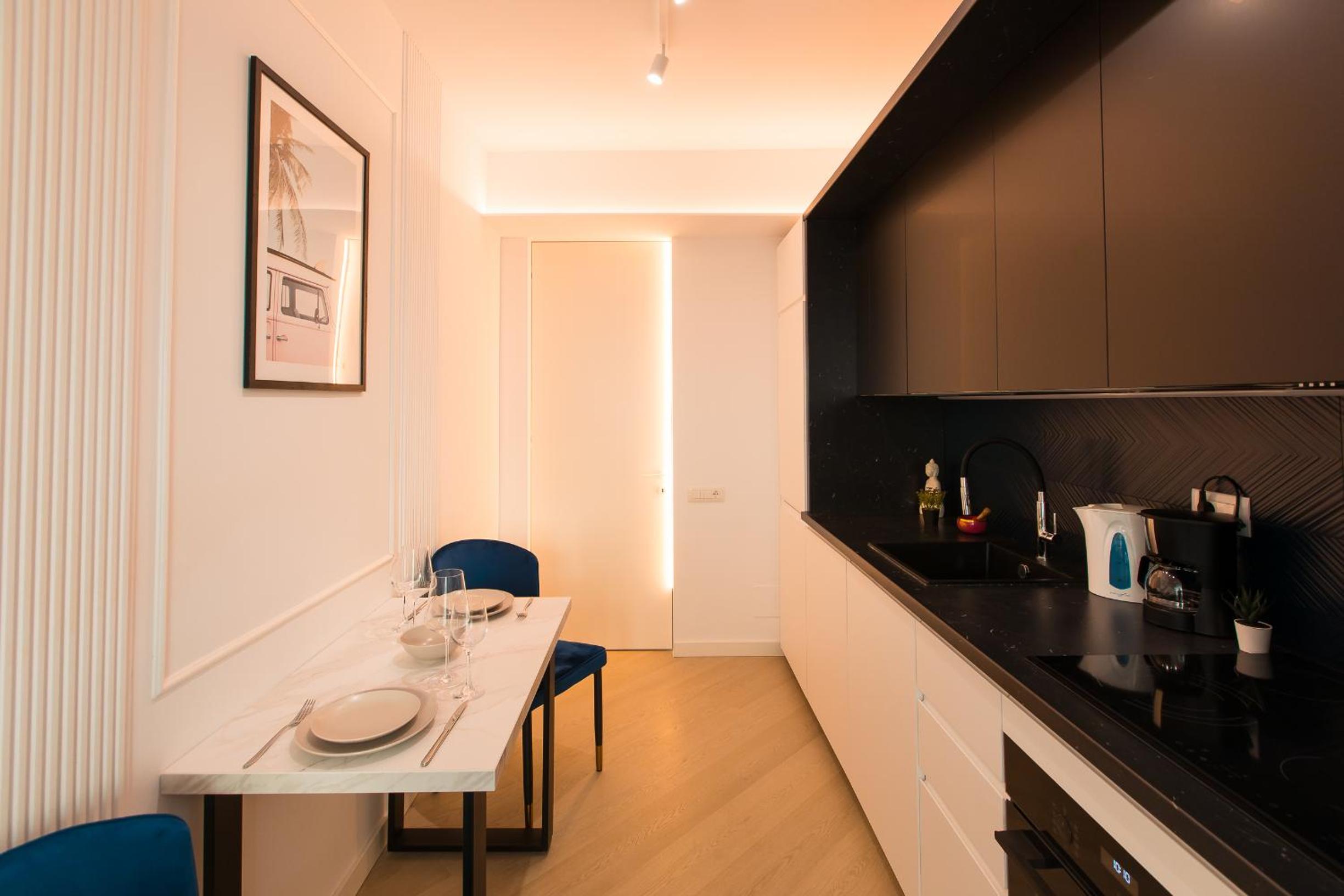 Cortina North - Modern Studio Apartment with Balcony
