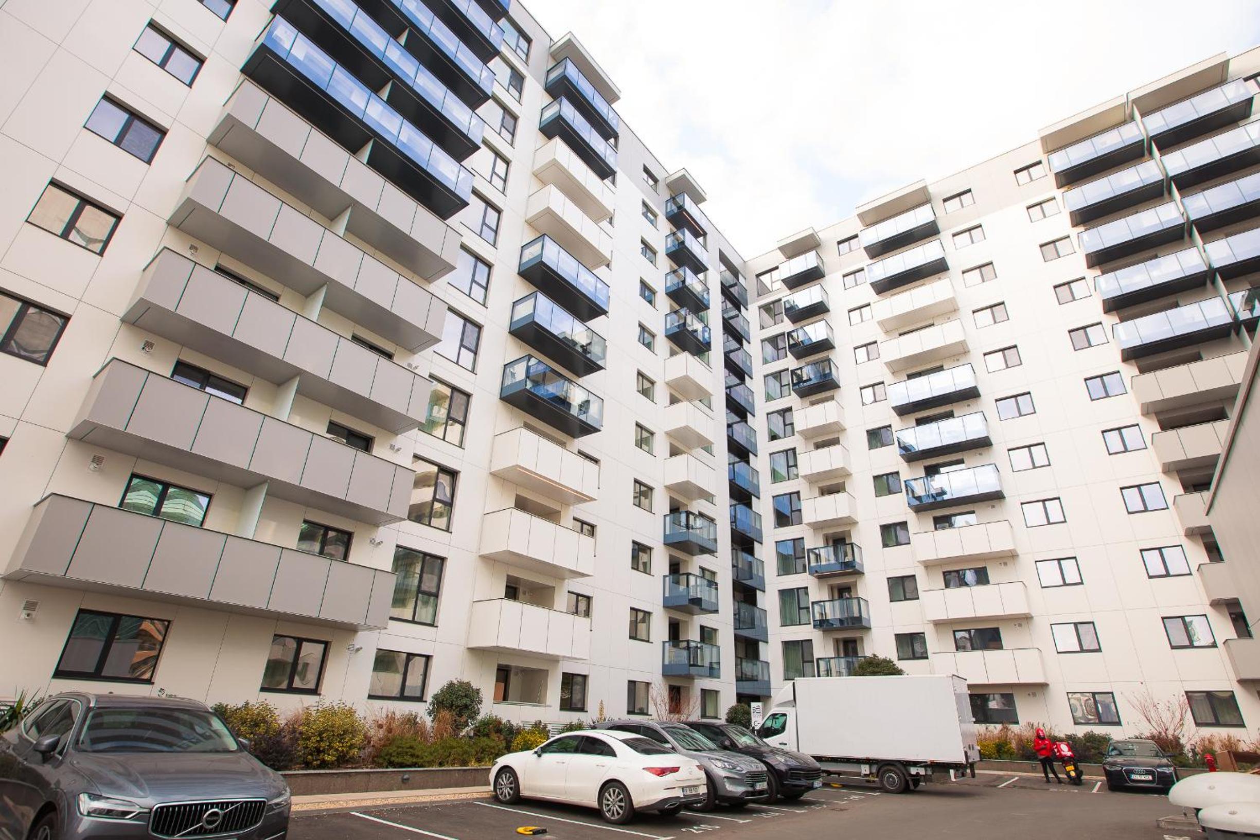 Cortina North - Modern Studio Apartment with Balcony