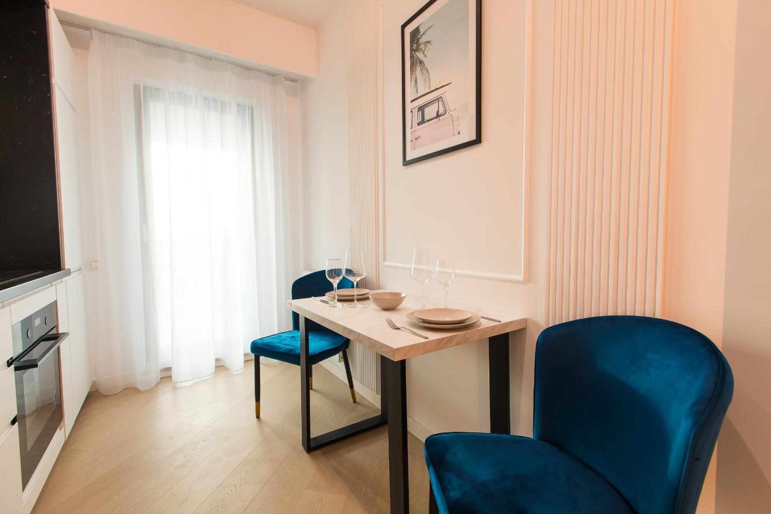 Cortina North - Modern Studio Apartment with Balcony