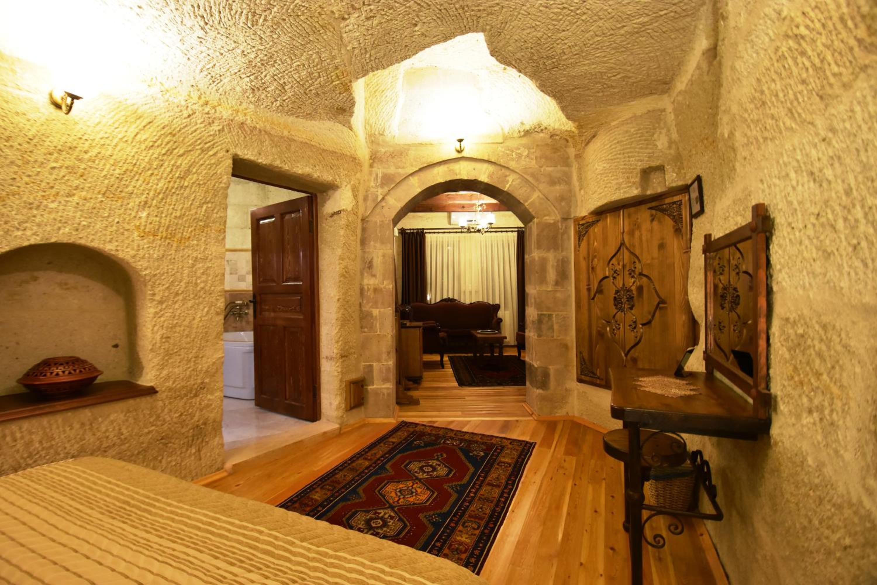 Harman Cave Hotel - Image 34
