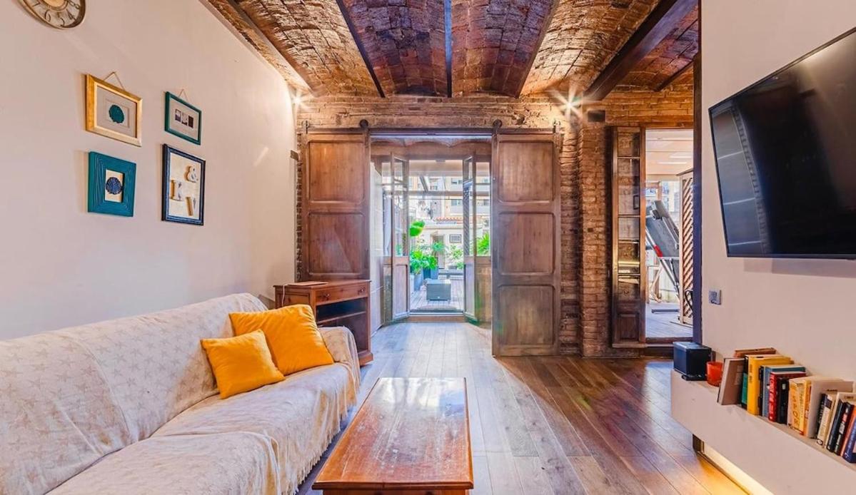 Unique central home with large terrace & pool