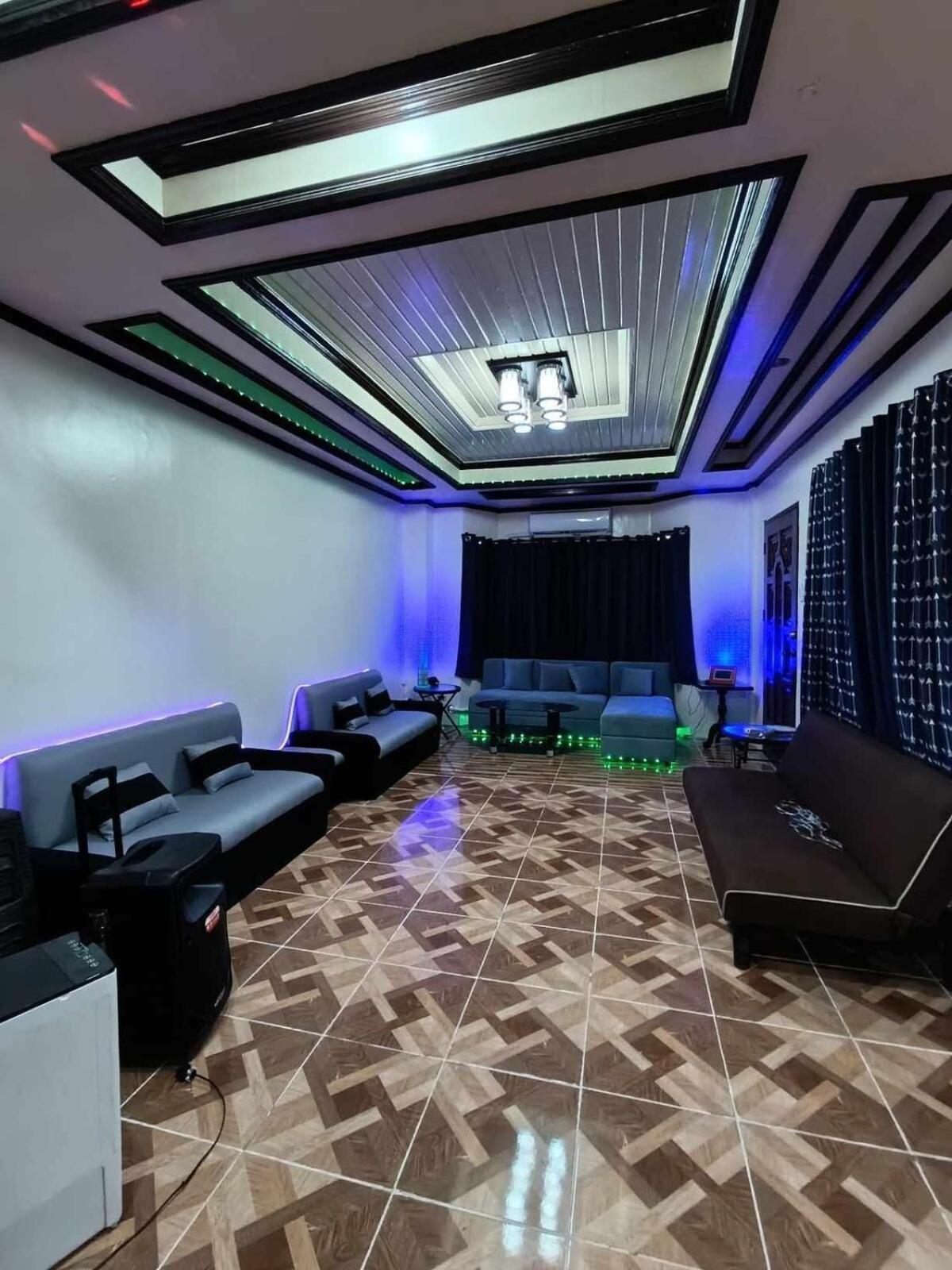 Spacious 3-Floor 6-BR Home, Pool, BBQ, KTV, WIFI
