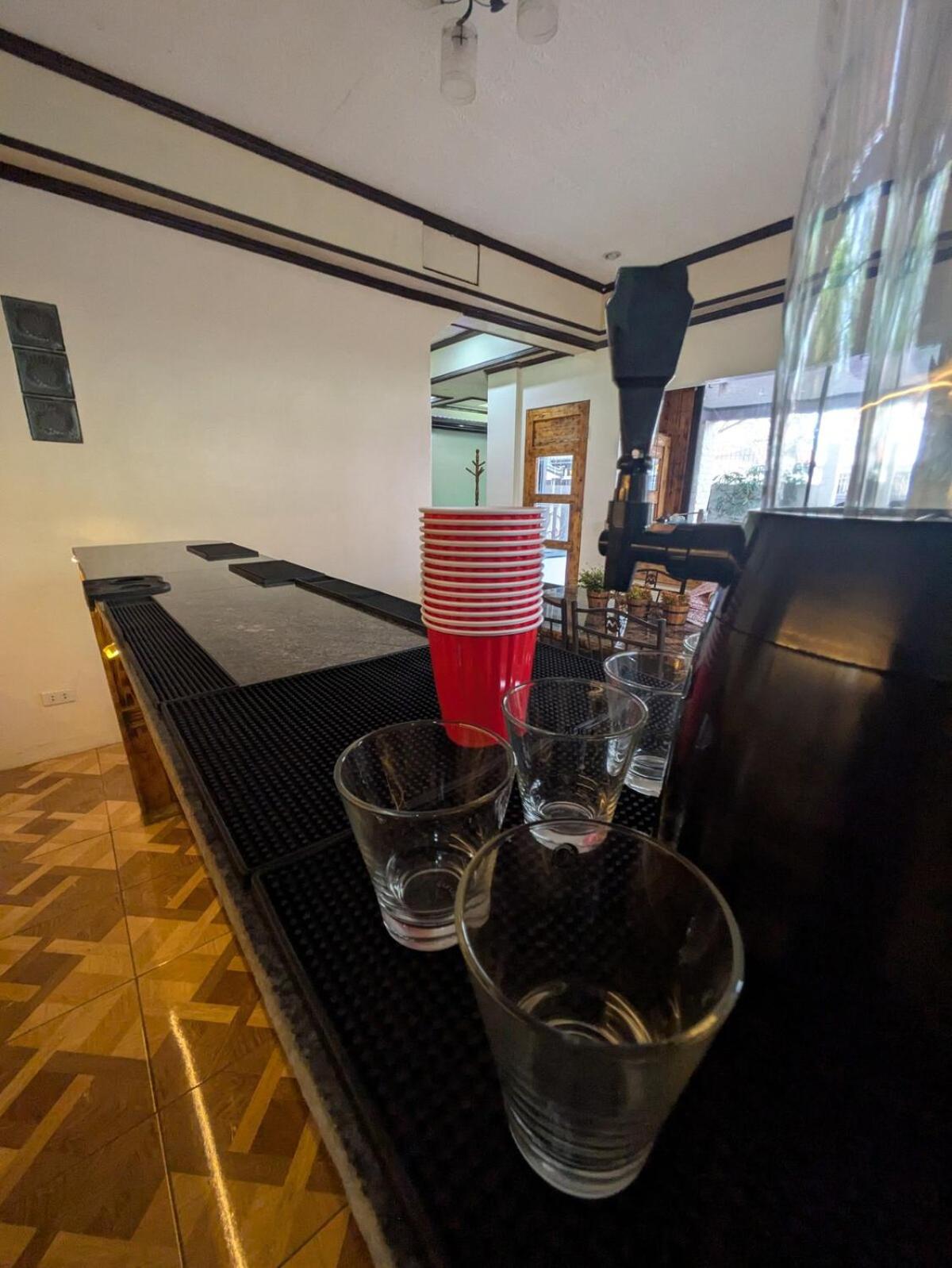Spacious 3-Floor 6-BR Home, Pool, BBQ, KTV, WIFI