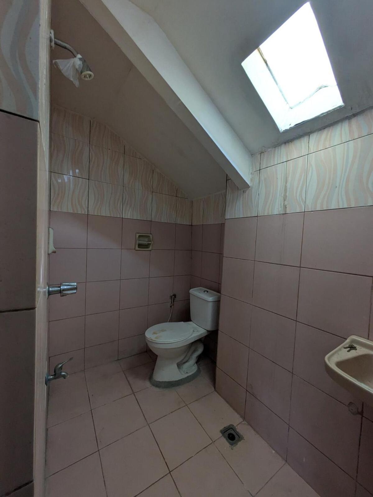 Spacious 3-Floor 6-BR Home, Pool, BBQ, KTV, WIFI
