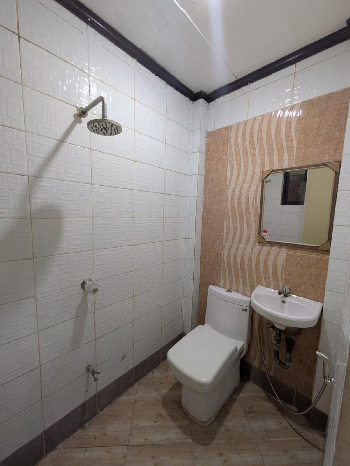 Spacious 3-Floor 6-BR Home, Pool, BBQ, KTV, WIFI