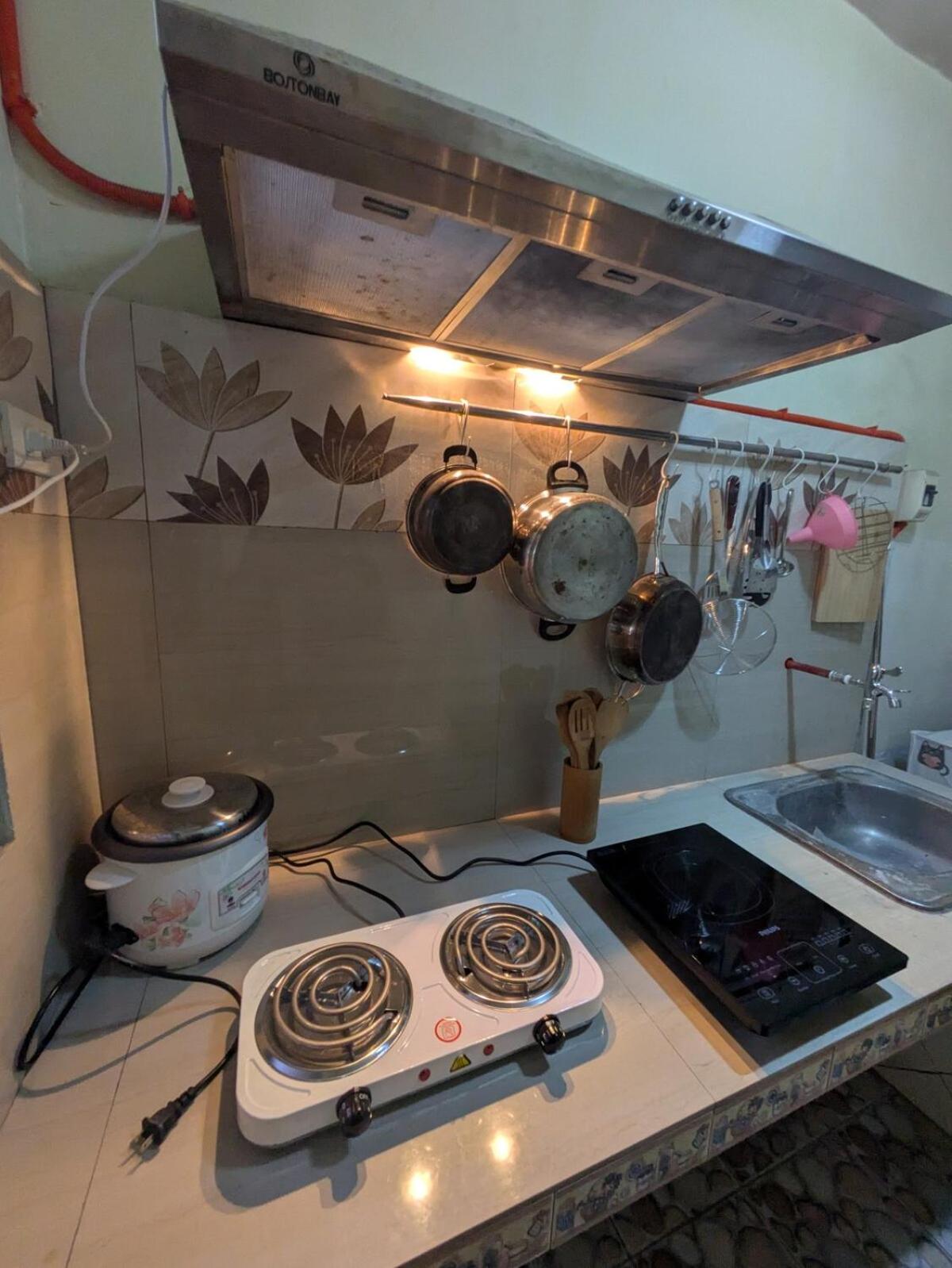 Spacious 3-Floor 6-BR Home, Pool, BBQ, KTV, WIFI