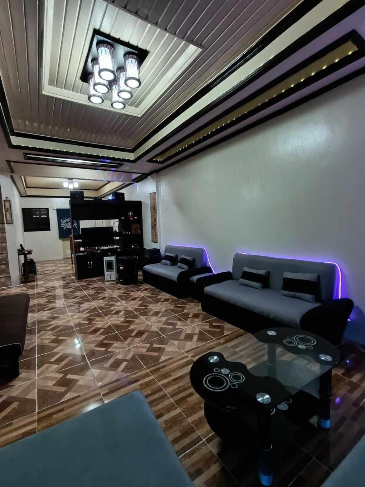 Spacious 3-Floor 6-BR Home, Pool, BBQ, KTV, WIFI