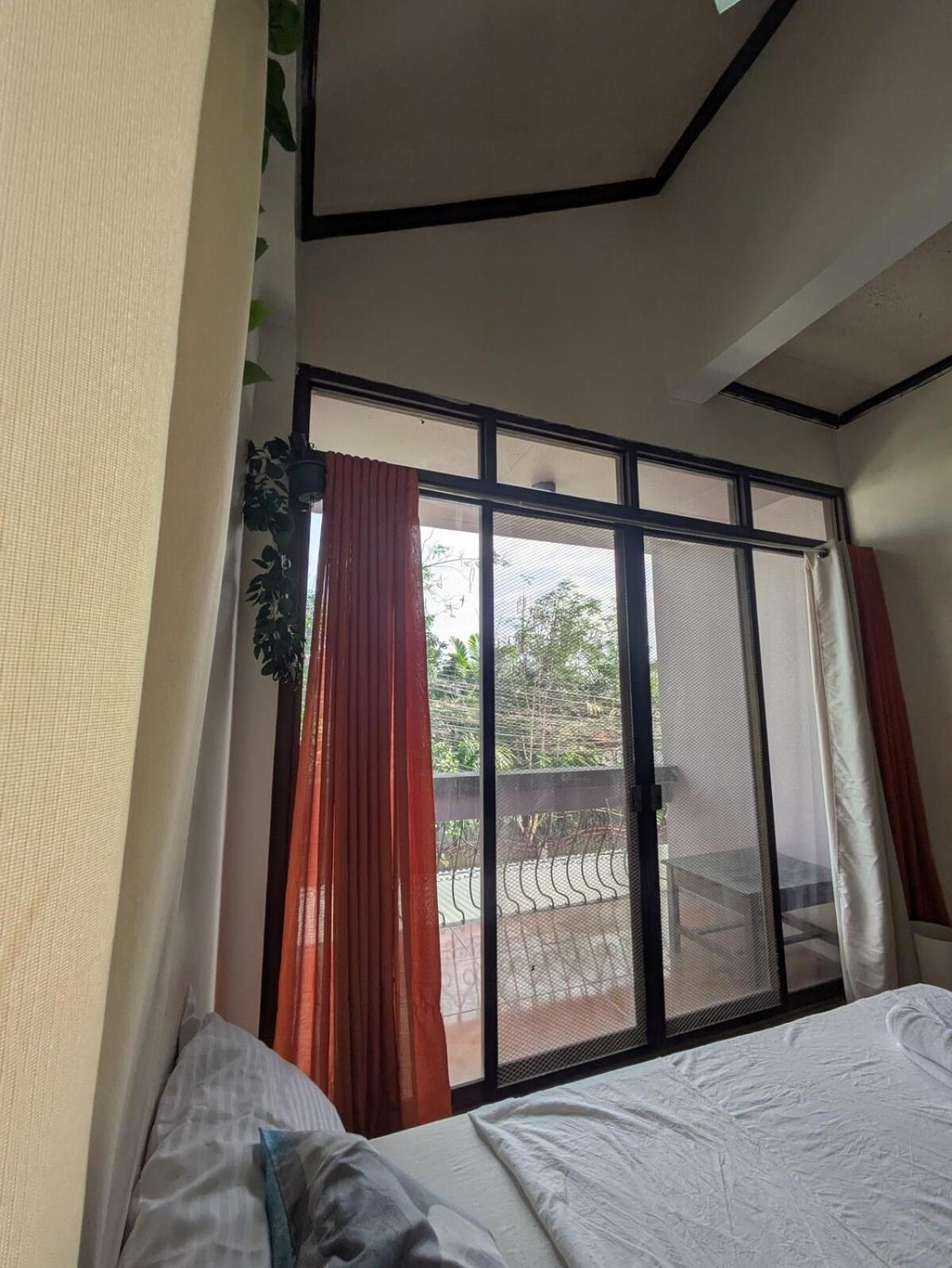 Spacious 3-Floor 6-BR Home, Pool, BBQ, KTV, WIFI
