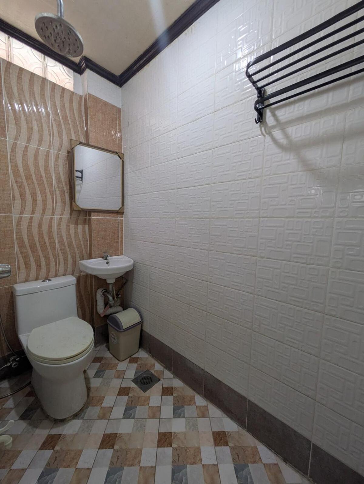 Spacious 3-Floor 6-BR Home, Pool, BBQ, KTV, WIFI