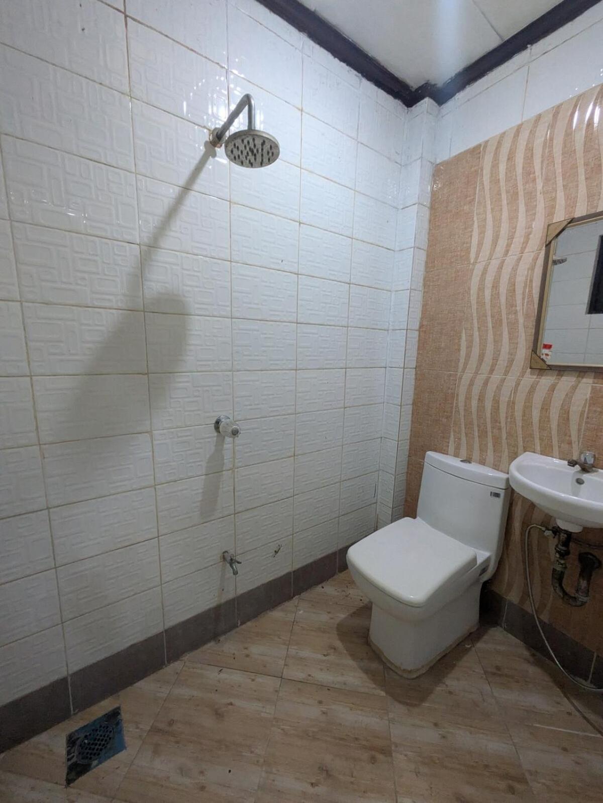 Spacious 3-Floor 6-BR Home, Pool, BBQ, KTV, WIFI