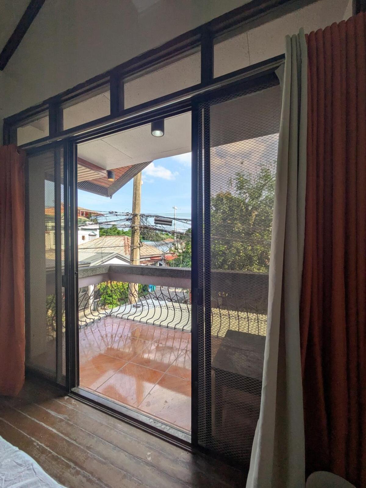 Spacious 3-Floor 6-BR Home, Pool, BBQ, KTV, WIFI