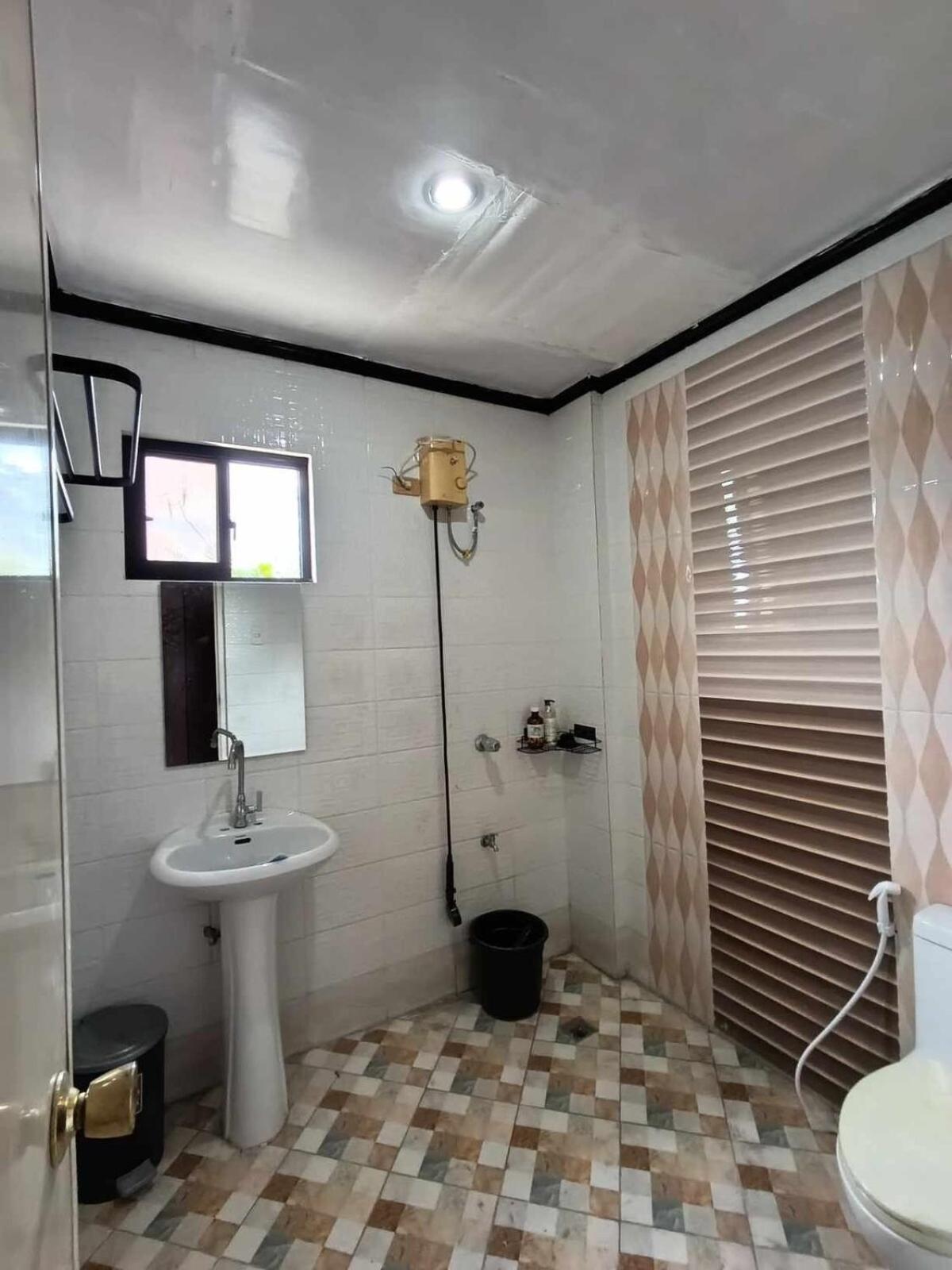 Spacious 3-Floor 6-BR Home, Pool, BBQ, KTV, WIFI