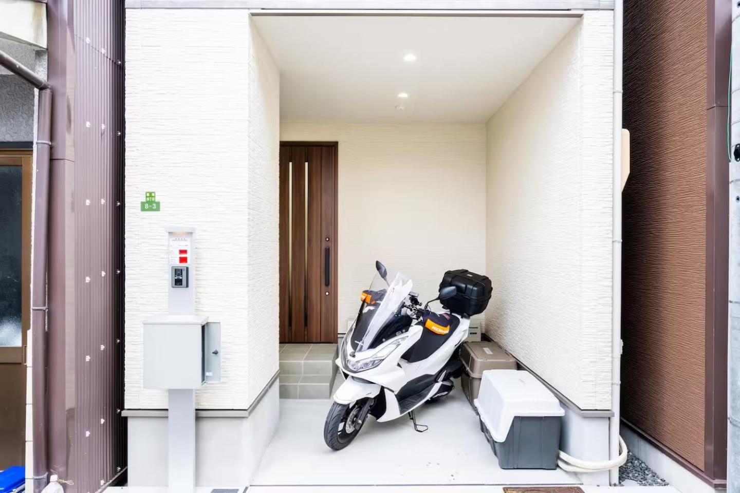 White Hotel Tsuruhashi