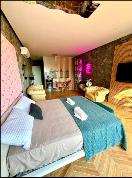 Dolce Lava - Luxury LavaStone Suite