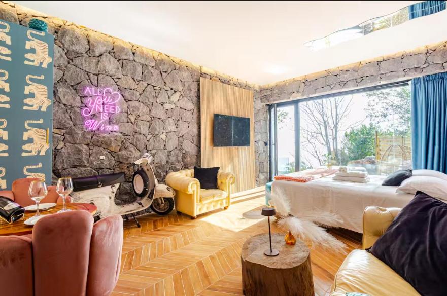 Dolce Lava - Luxury LavaStone Suite