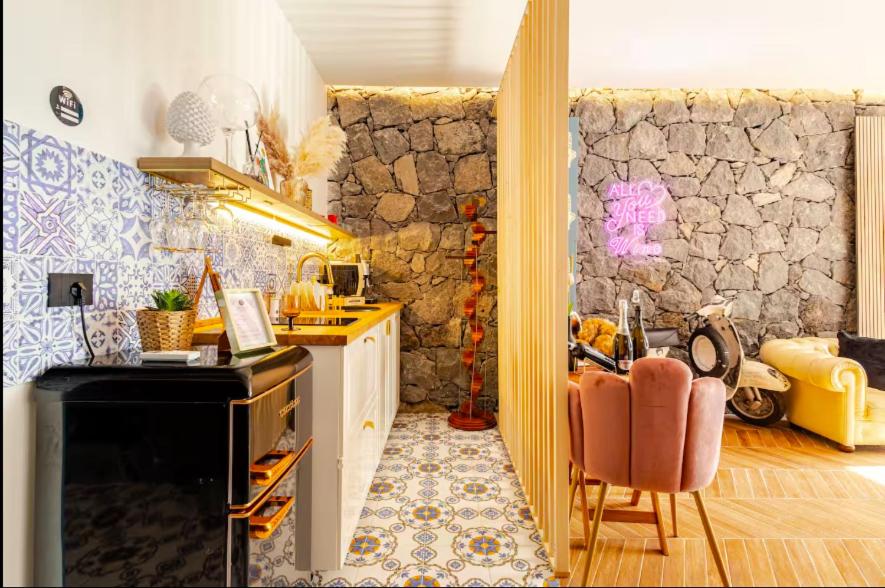 Dolce Lava - Luxury LavaStone Suite