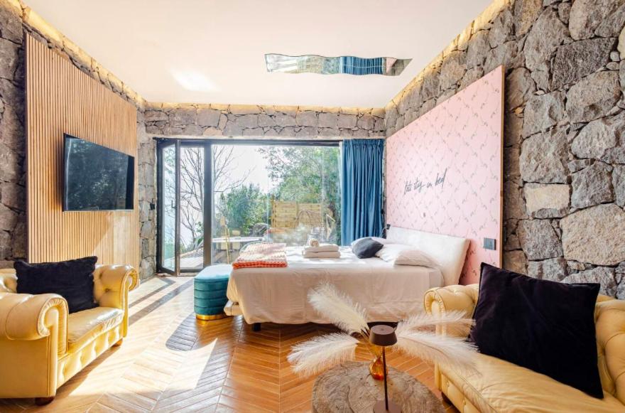 Dolce Lava - Luxury LavaStone Suite