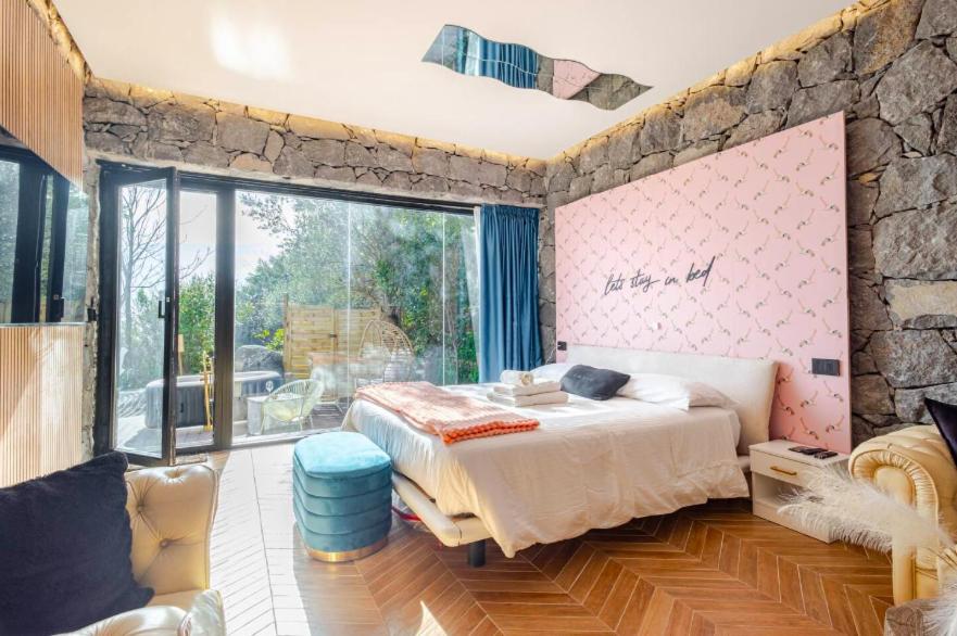 Dolce Lava - Luxury LavaStone Suite
