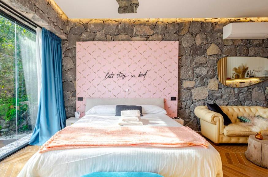 Dolce Lava - Luxury LavaStone Suite
