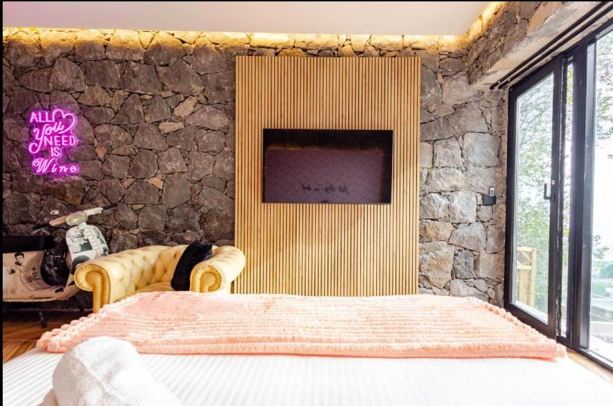 Dolce Lava - Luxury LavaStone Suite