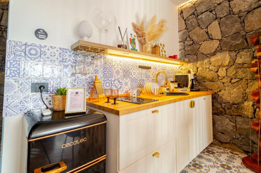 Dolce Lava - Luxury LavaStone Suite