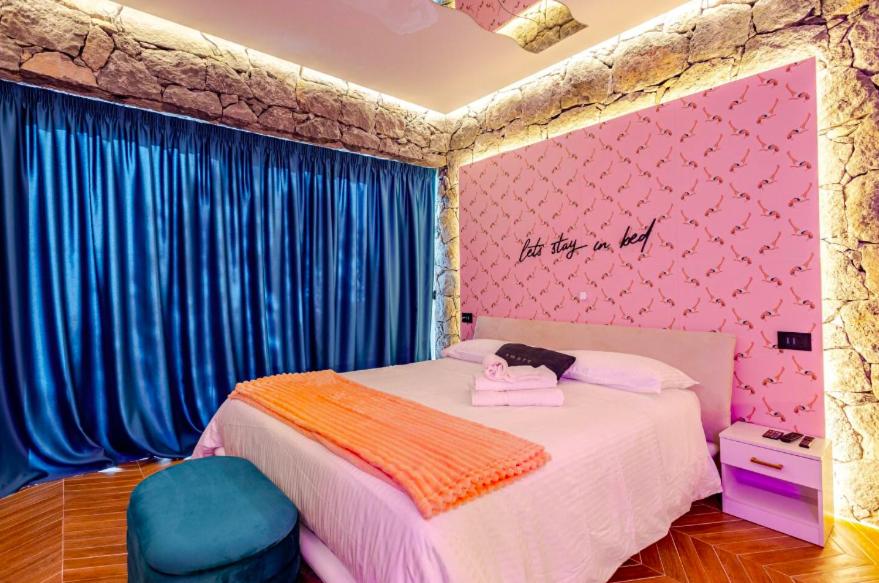 Dolce Lava - Luxury LavaStone Suite
