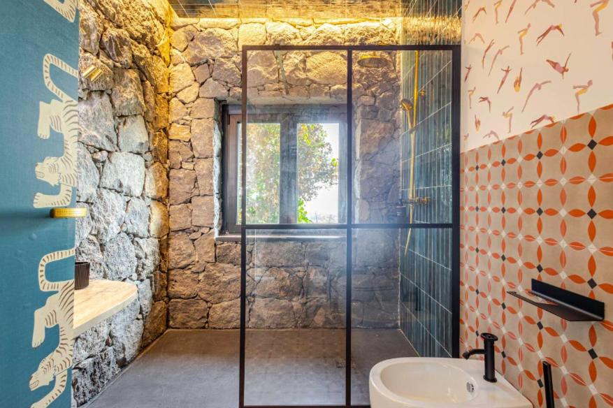 Dolce Lava - Luxury LavaStone Suite