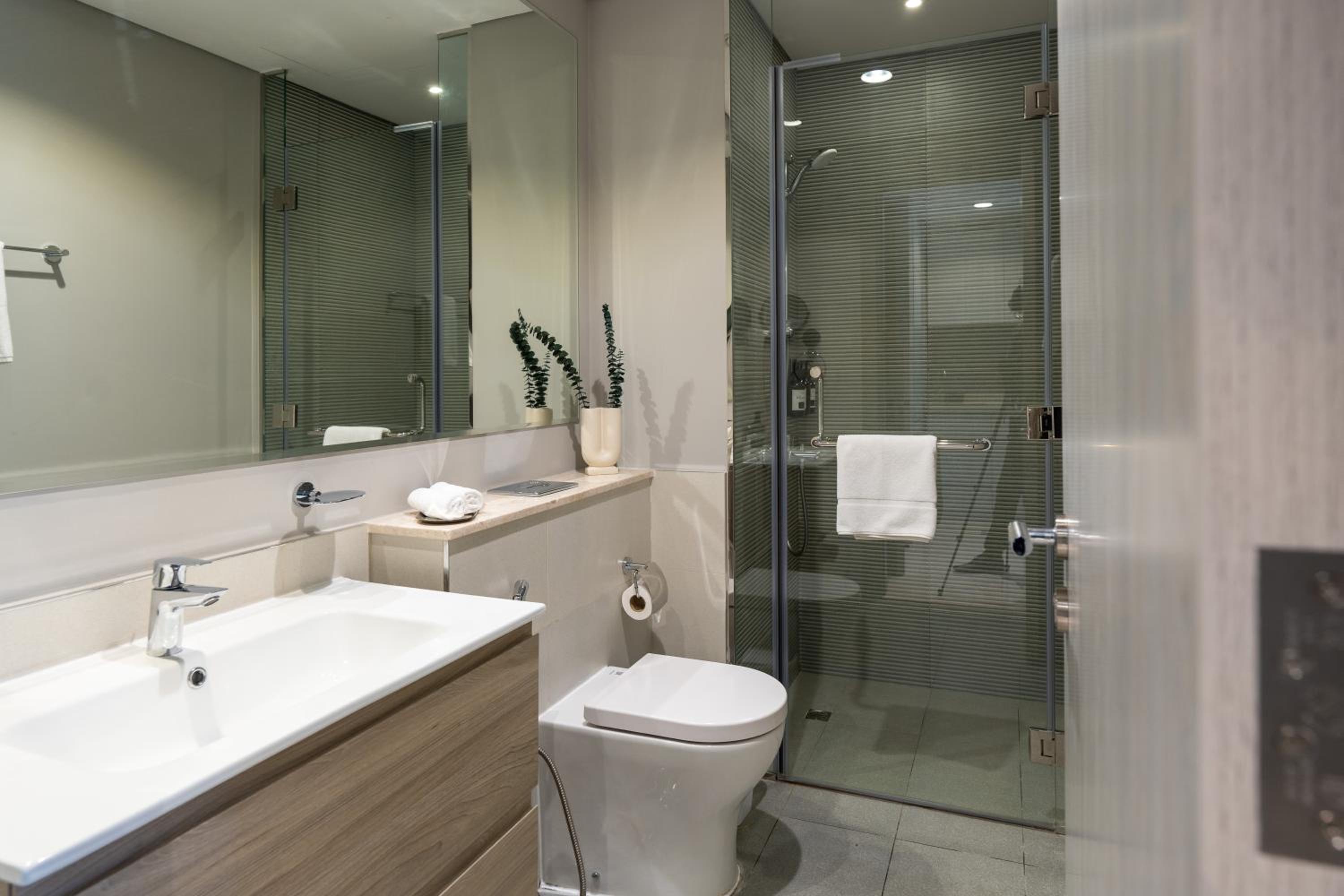 Exclusive Lakeview Haven - Zada Tower by Keyrock Living