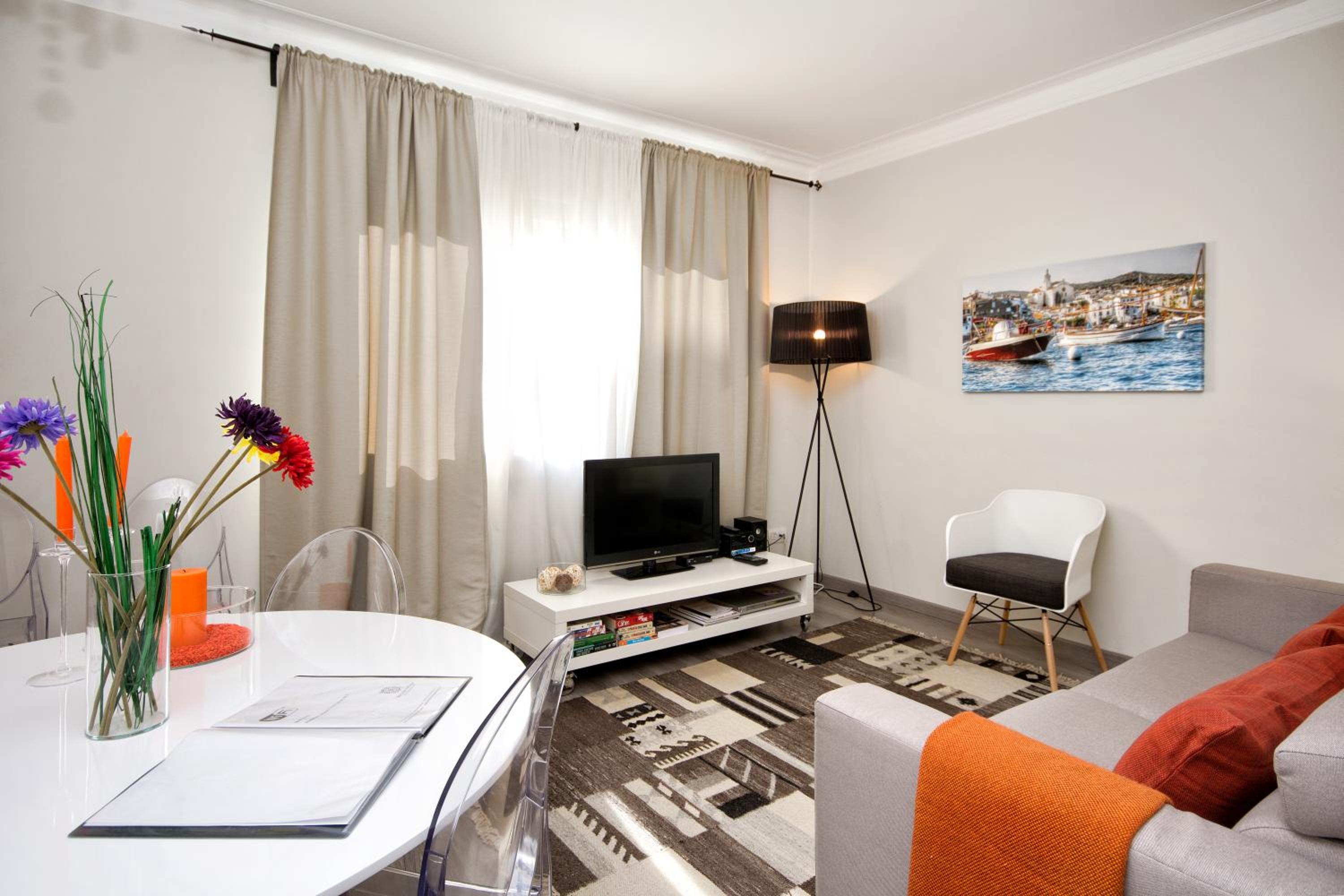 Eixample Building Apartments by Mercedes Heritage
