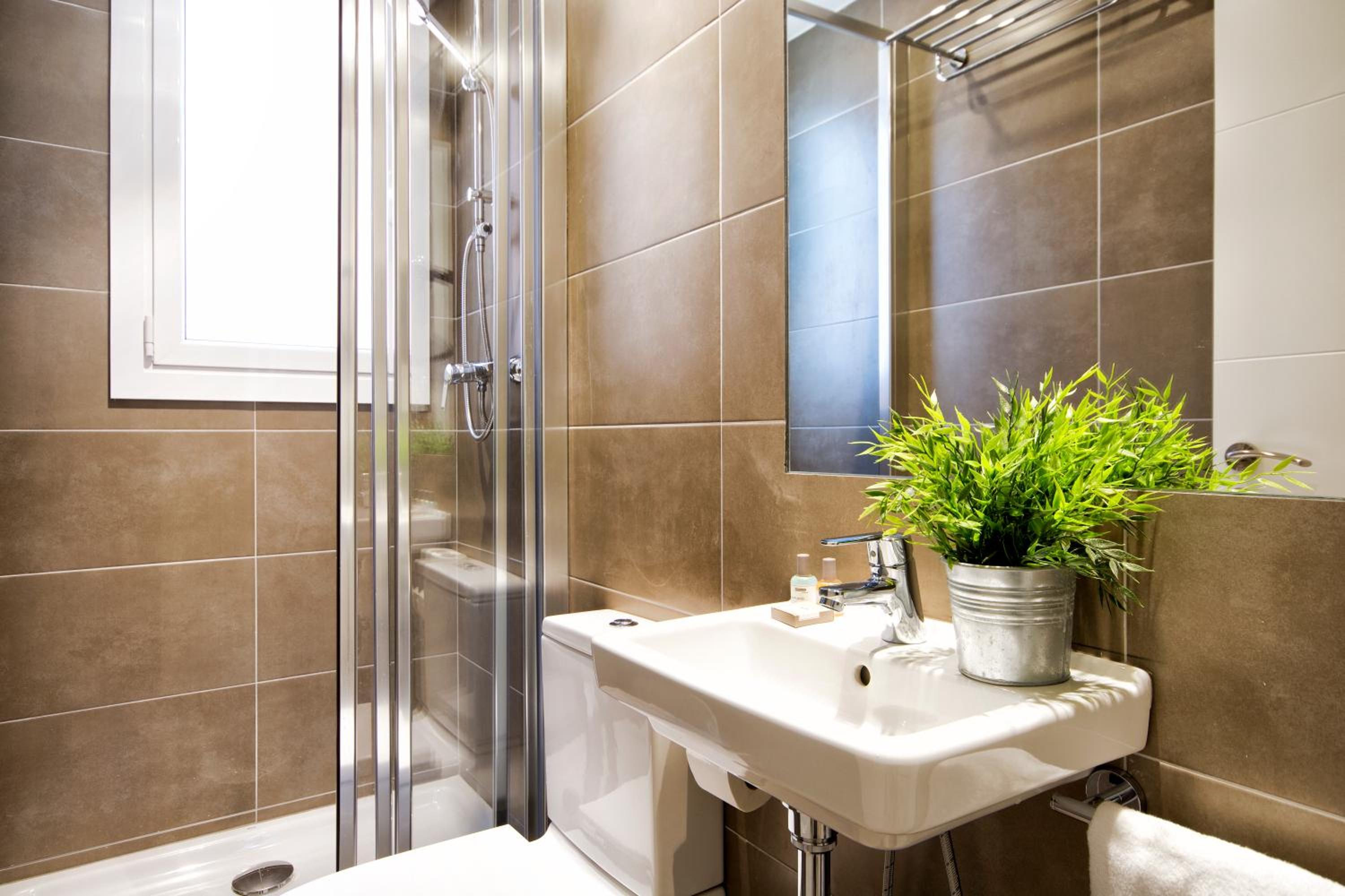 Eixample Building Apartments by Mercedes Heritage