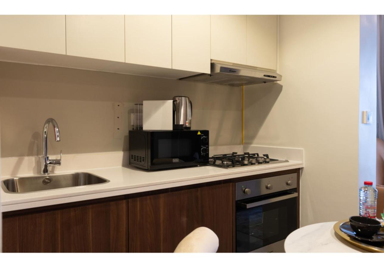 Keyrock - Lake-View Apartment at Reva Residences, Business Bay with Pool, Gym & Free Parking