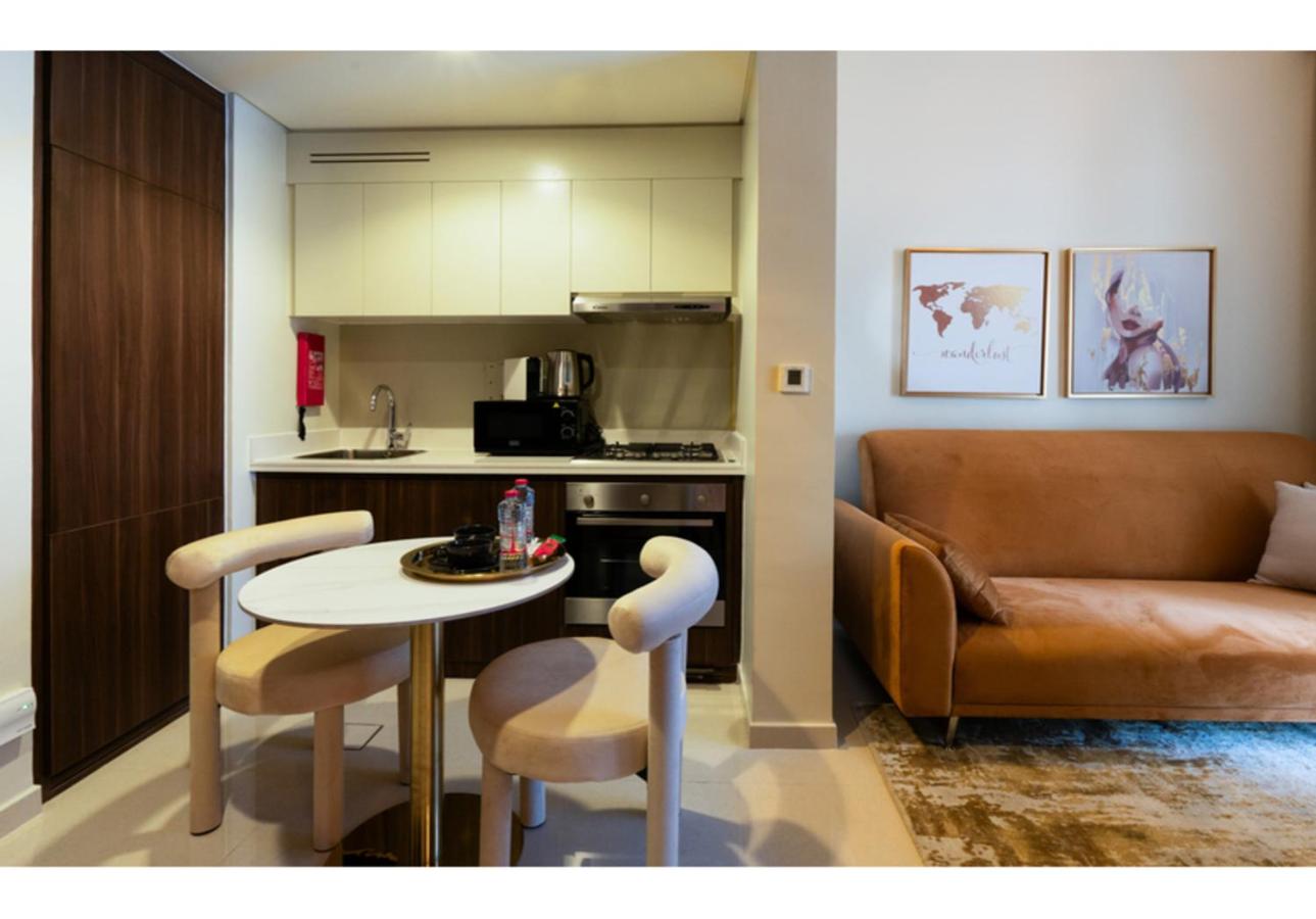 Keyrock - Lake-View Apartment at Reva Residences, Business Bay with Pool, Gym & Free Parking