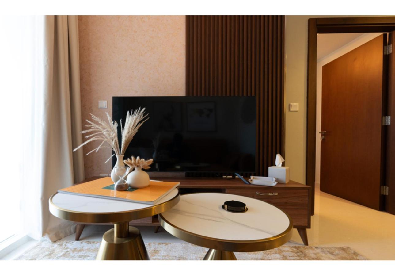 Keyrock - Lake-View Apartment at Reva Residences, Business Bay with Pool, Gym & Free Parking