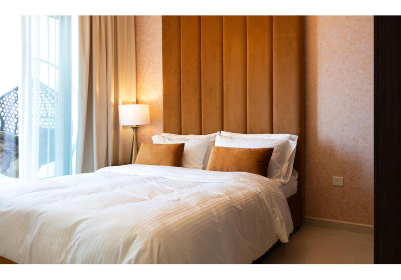 Keyrock - Lake-View Apartment at Reva Residences, Business Bay with Pool, Gym & Free Parking
