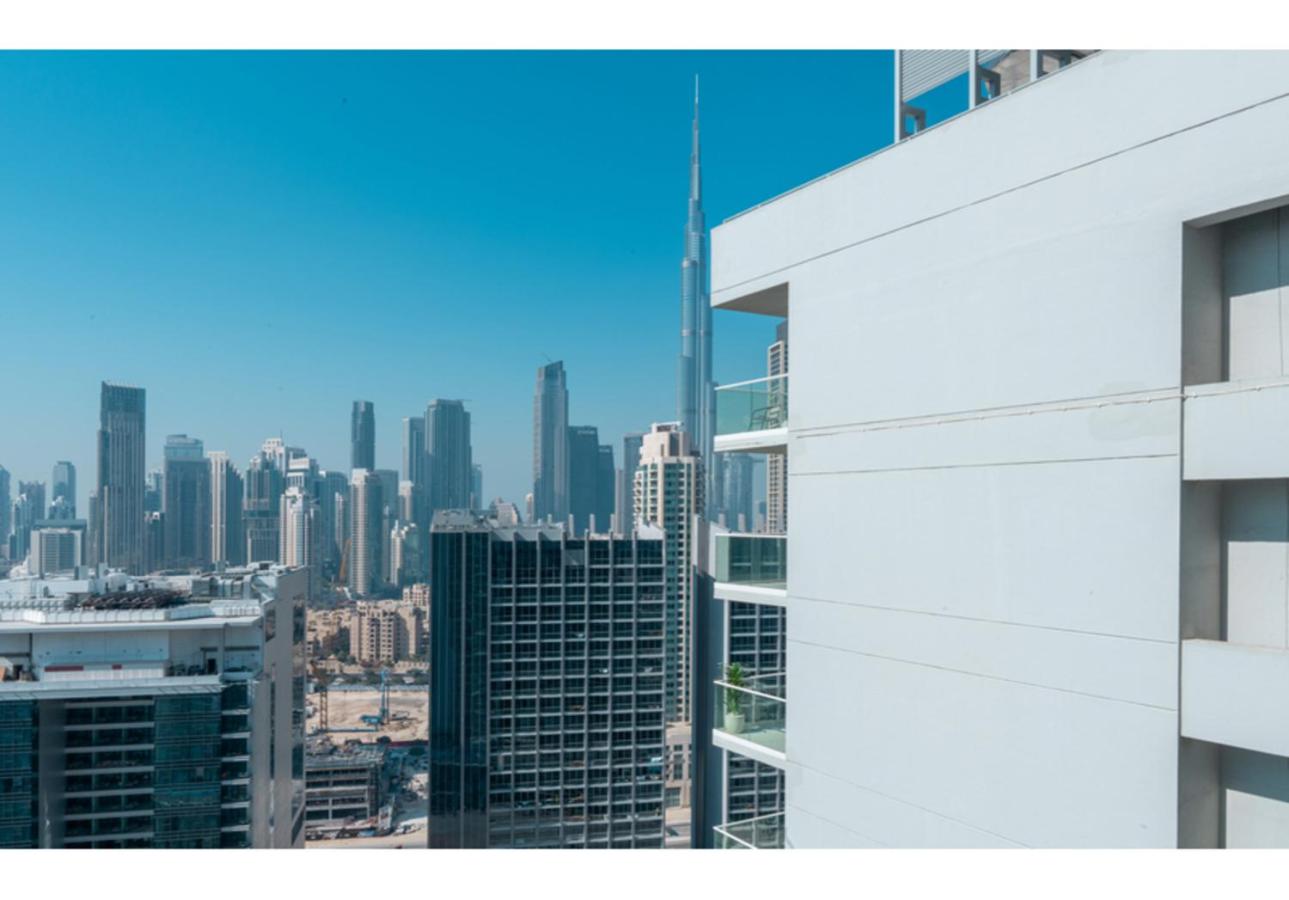 Keyrock - Lake-View Apartment at Reva Residences, Business Bay with Pool, Gym & Free Parking