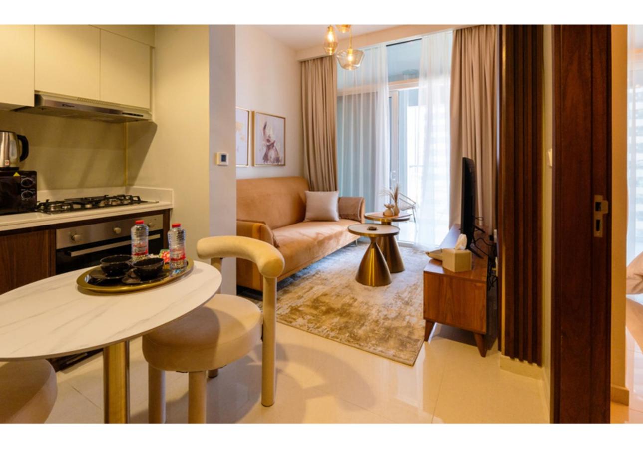 Keyrock - Lake-View Apartment at Reva Residences, Business Bay with Pool, Gym & Free Parking